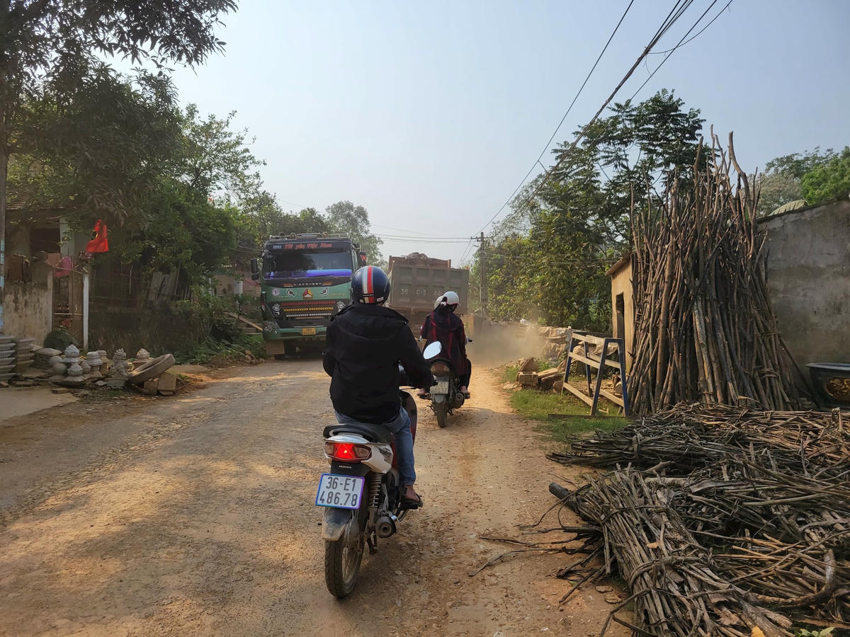Không lẽ những đoàn xe chở đất cứ mãi 'hành hạ' người dân như vậy. Ảnh: Đình Minh