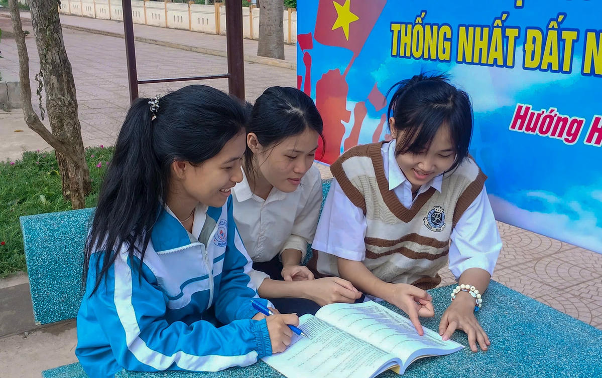 Một nhóm học sinh trường THPT A Túc cùng nhau học bài. Ảnh: NVCC.