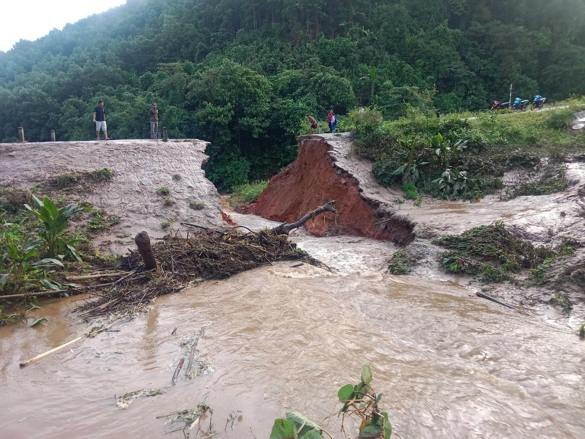 Xuất hiện điểm xói lở trên tuyến đường tuần tra biên giới Sa Trầm - Pa Lin.