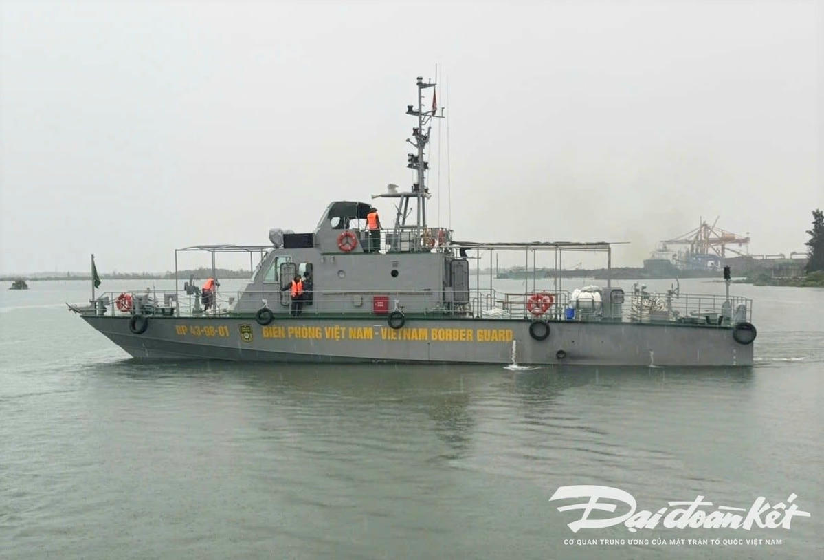 Bộ Chỉ huy BĐBP tỉnh Quảng Nam điều tàu BP-43.9801 ra biển cứu hộ tàu cá QNa 92954 TS bị nạn. Ảnh: Tấn Thành.