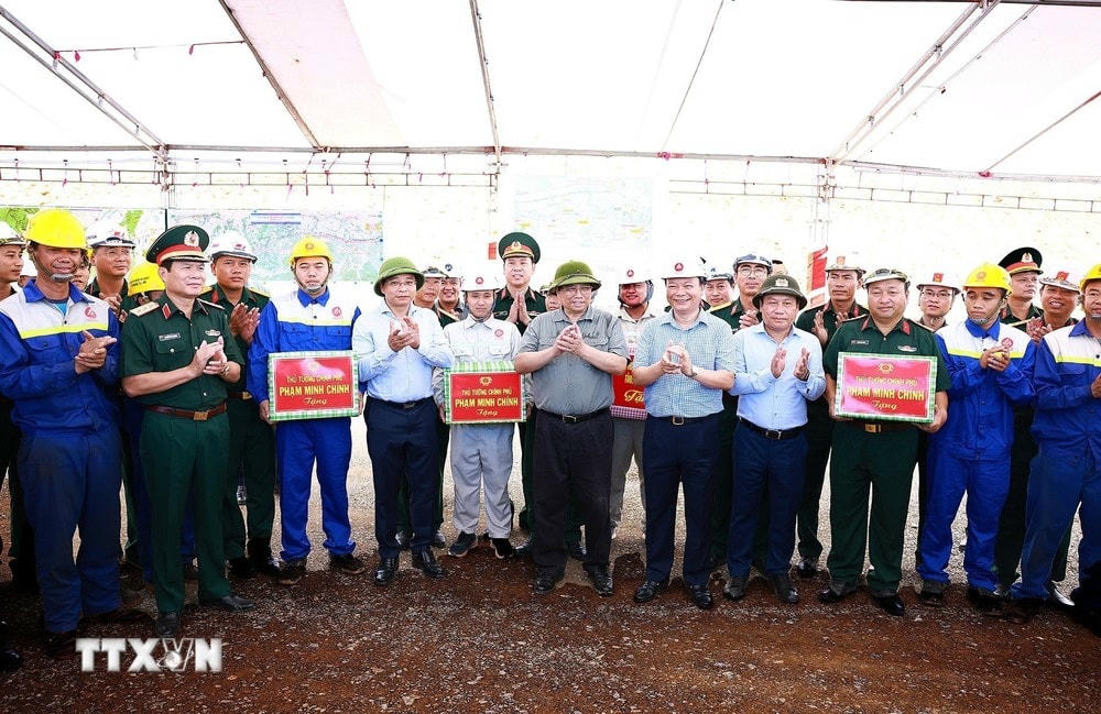 Thủ tướng Phạm Minh Chính tặng quà cho các đơn vị thi công Dự án Đường bộ cao tốc Bắc Nam, phía Đông đoạn qua tỉnh Quảng Bình. (Ảnh: Dương Giang/TTXVN) ttxvn_thu tuong kiem tra giao thong quang binh (5).jpg