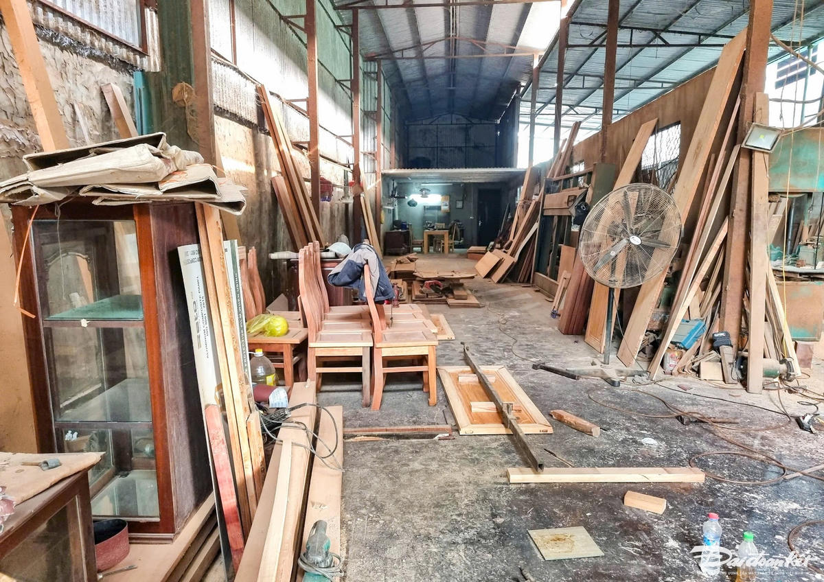 Trong không khí hối hả chuẩn bị đón Tết Nguyên đán 2025, những ngày này, tại làng mộc Phúc Lộc (phường Ninh Phong, TP Hoa Lư), người dân đang tất bật để sản xuất các sản phẩm phục vụ thị trường dịp Tết. Ảnh: Đình Minh