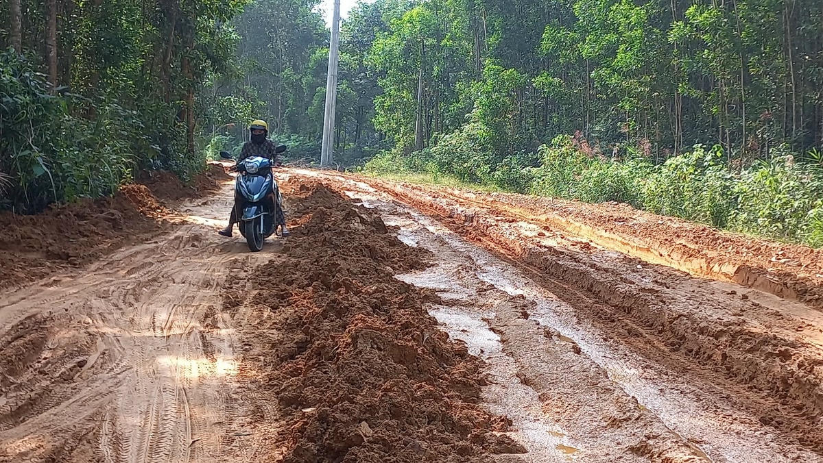 Người dân đi lại hết sức khó khăn.