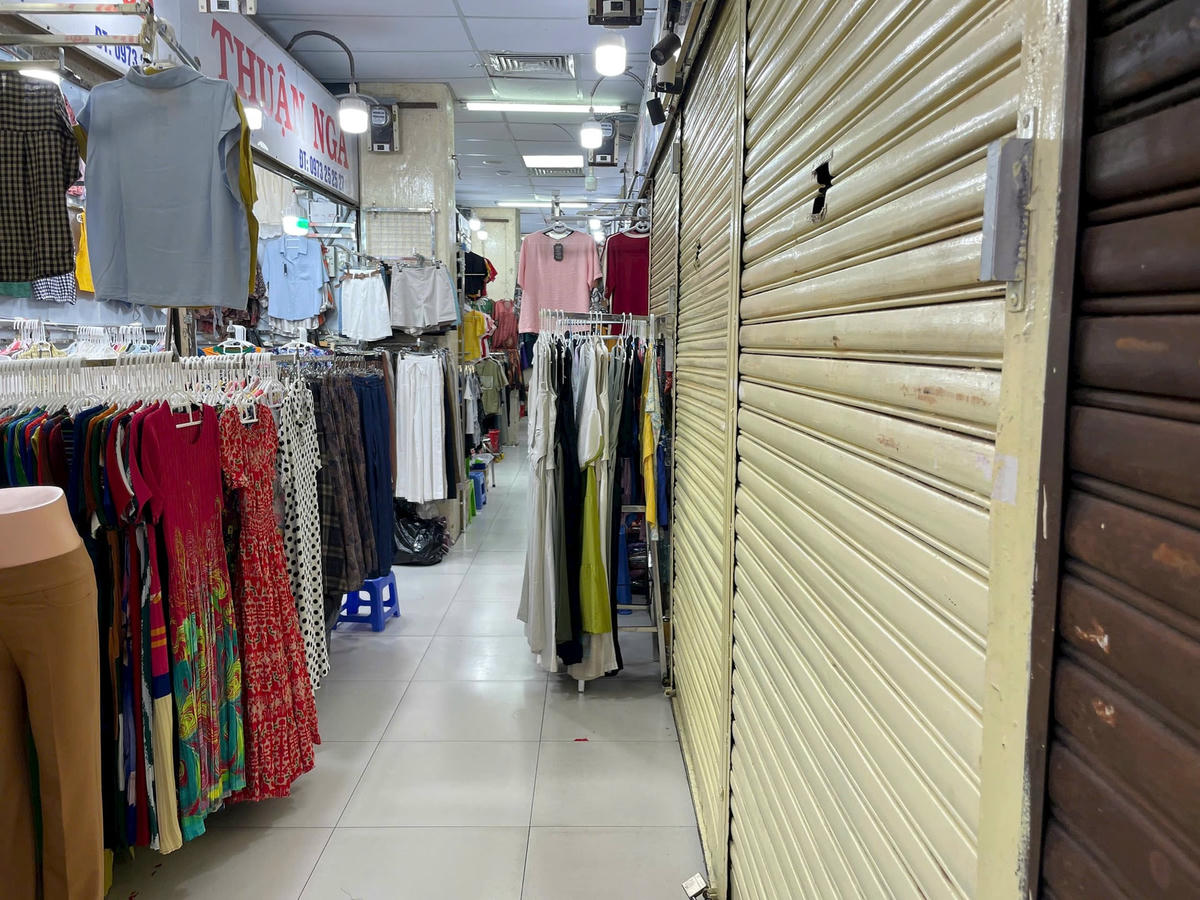 Không khí mua - bán hàng hóa tại chợ An Đông không nhộn nhịp như xưa. Ảnh: S.X