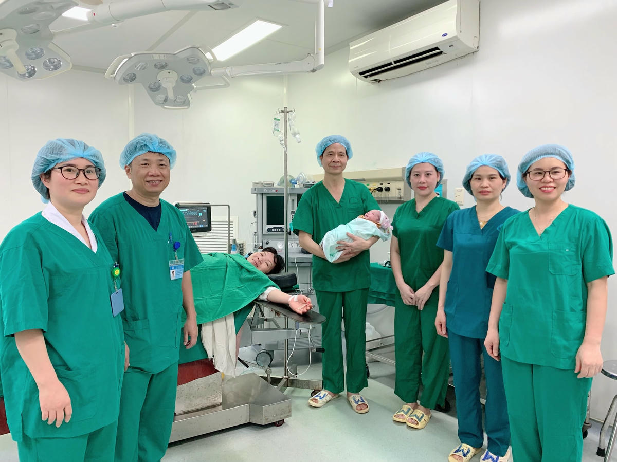 Thầy thuốc ưu tú - Bác sỹ CKII Lê Công Tước, Giám đốc Bệnh viện cùng Kíp phẫu thuật vui mừng đón Em bé đầu tiên chào đời bằng phương pháp Thụ tinh trong ống nghiệm