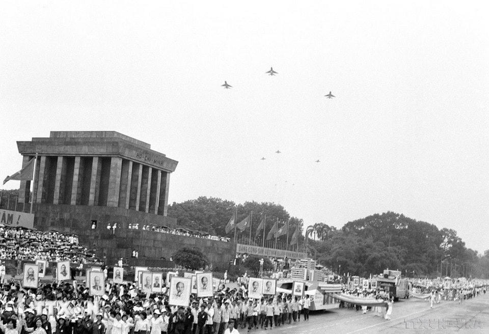 Máy bay phản lực bay qua lễ đài. (Ảnh: Kim Hùng/TTXVN)