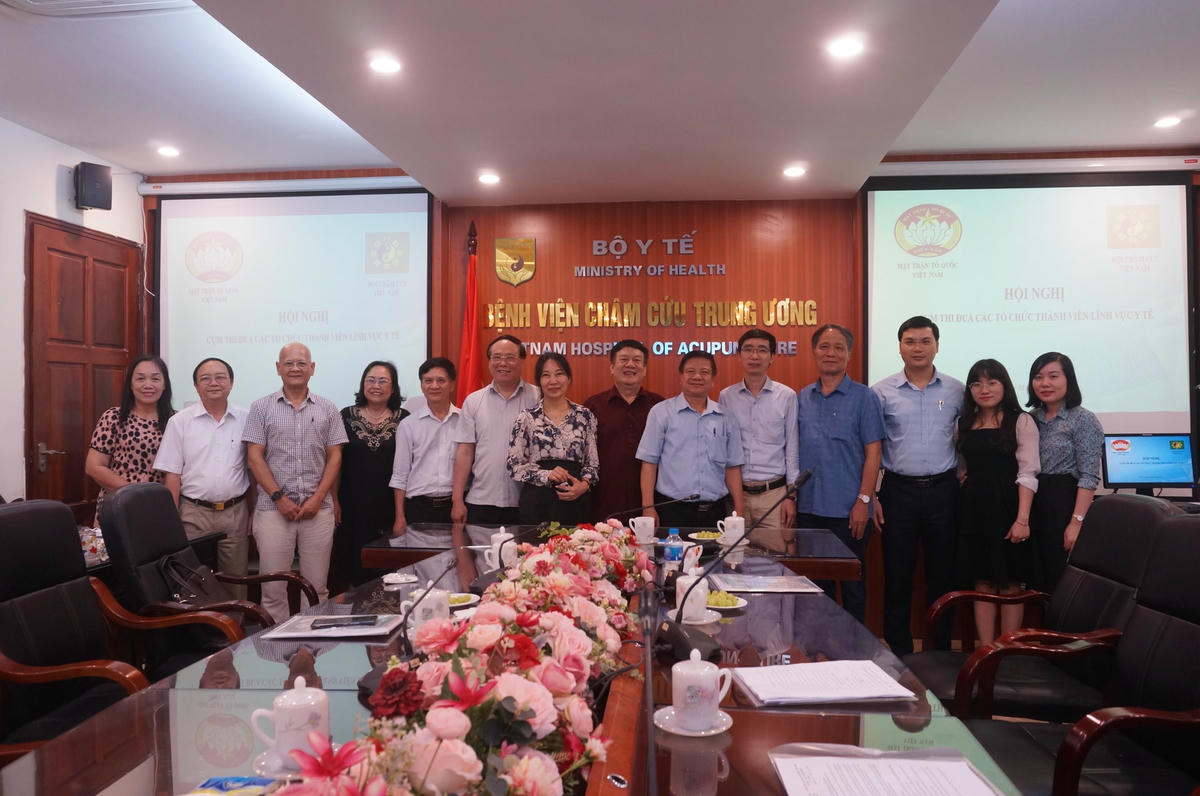 Các thành viên trong Cụm thi đua chụp ảnh lưu niệm tại hội nghị giao ban. 