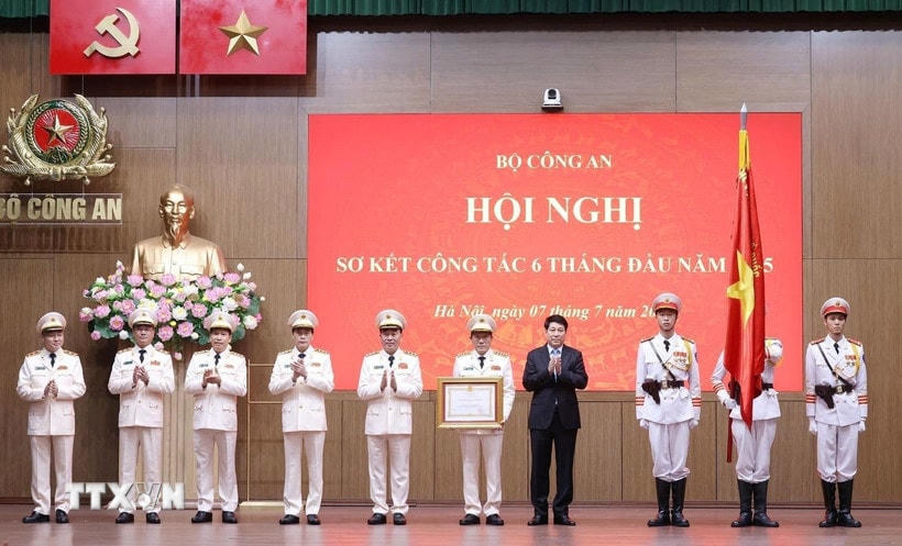 Chủ tịch nước Lương Cường trao Huân chương Lao động hạng Ba tặng Bộ Công an. (Ảnh: Lâm Khánh/TTXVN)