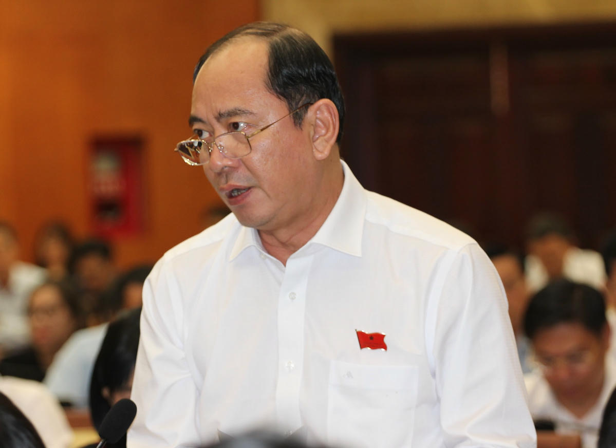 Ông Tăng Chí Thương thông tin về tình hình hoạt động của các cơ sở thẩm nỹ trên địa bàn thành phố.