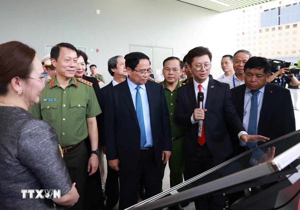 Thủ tướng Phạm Minh Chính tham quan gian hàng trưng bày sản phẩm công nghệ. (Ảnh: Dương Giang/TTXVN)