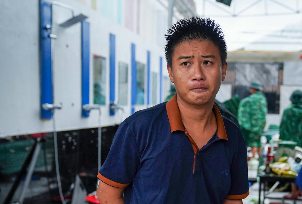 Anh Nguyễn Văn Đạo vẫn chưa hết bàng hoàng trước khung cảnh diễn ra. Ảnh: Cẩm Kỳ