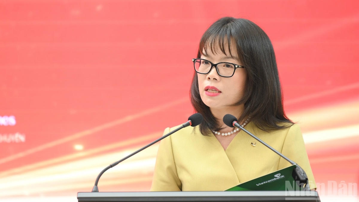 Bà Đoàn Hồng Nhung - Thành viên Ban Điều hành, Giám đốc Khối Bán lẻ, Ngân hàng Vietcombank phát biểu tại buổi họp báo. (Ảnh: THẾ ĐẠI) ndo_br_hop-bao-cung-vn-tien-buoc-9910-1396.jpg