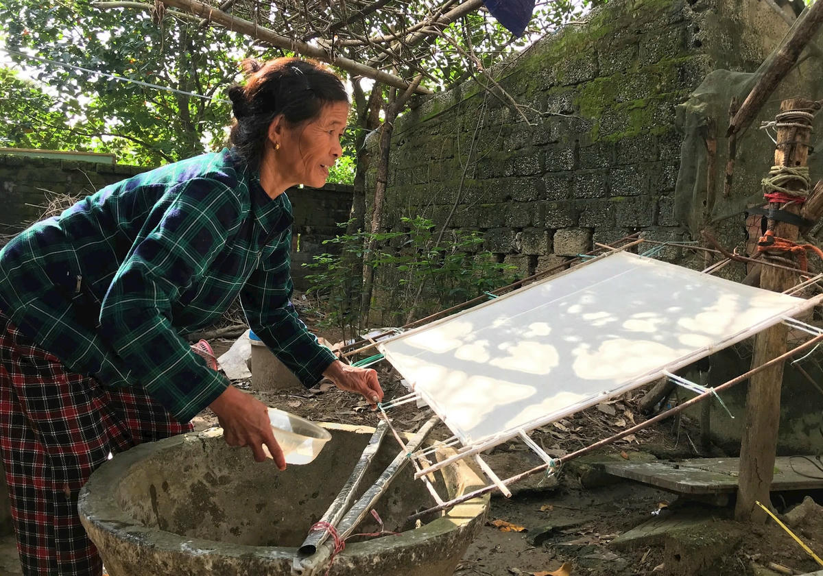 Sau khi luộc kỹ, vỏ cây niệt được vớt ra và dùng chày giã mạnh để lấy bột, phần bột này được hòa vào nước để tráng lên khuôn, sau đó mang đi phơi nắng mới tạo ra được những tấm giấy dó.