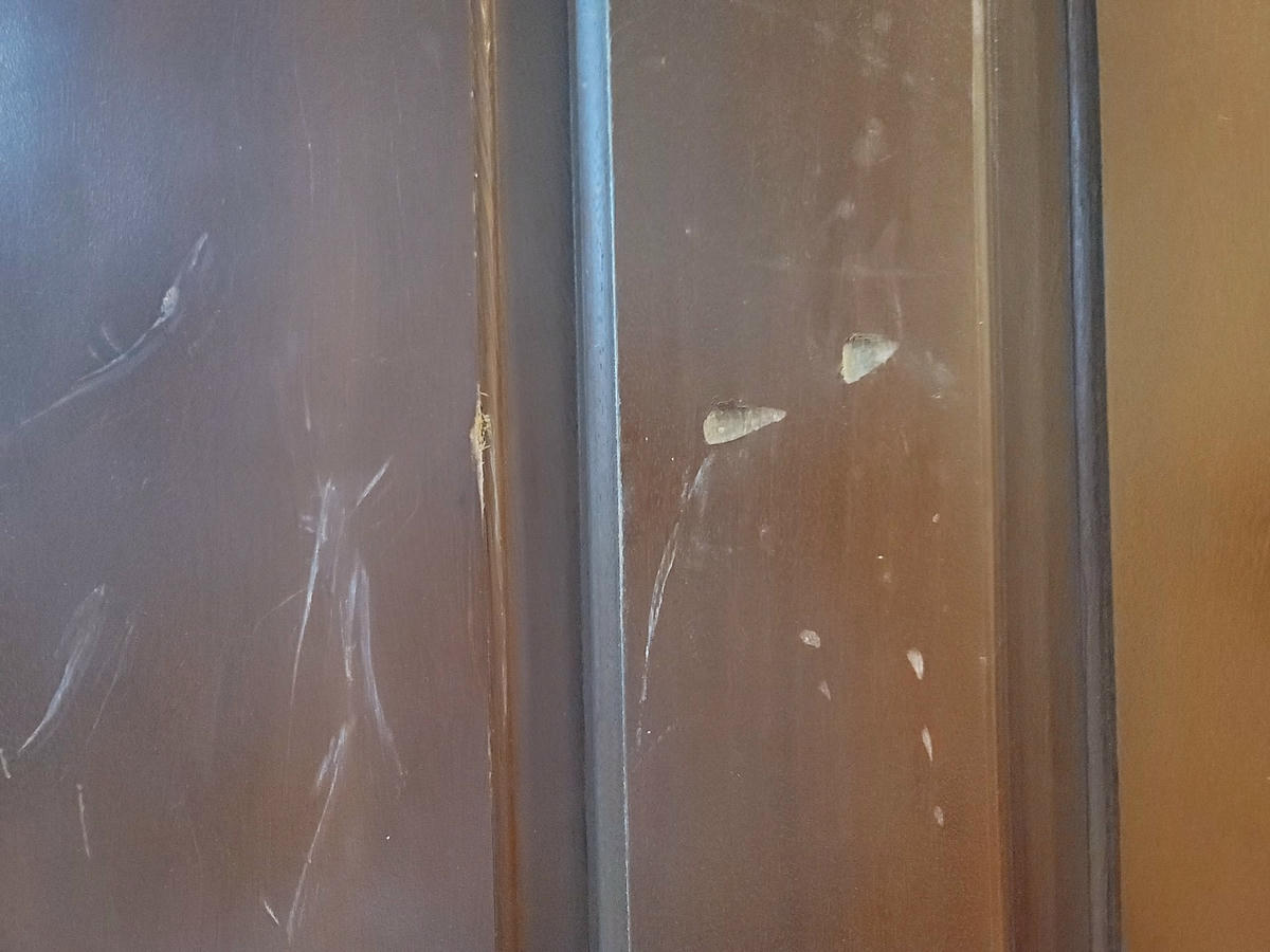 Dấu vết trên cửa nhà anh L. do ông H. dùng búa đập.