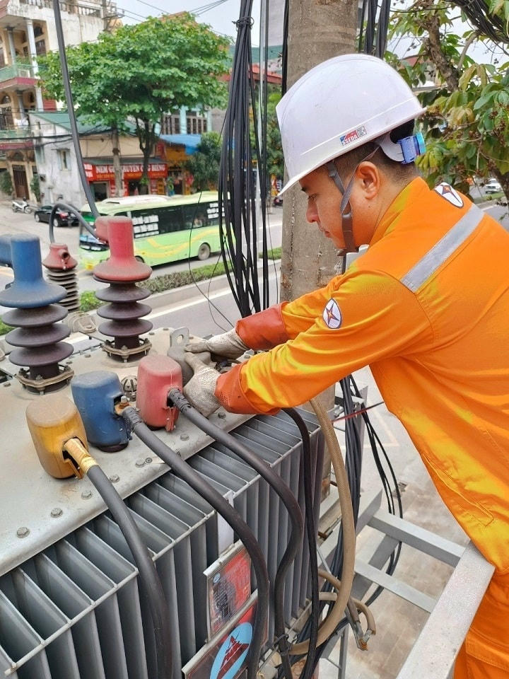 Chủ động cấp điện liên tục, an toàn, ổn định cho khách hàng.
