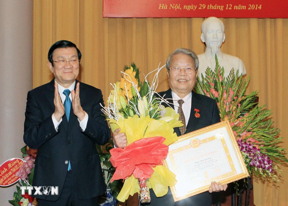 Chủ tịch nước Trương Tấn Sang trao Huy hiệu 55 tuổi Đảng cho đồng chí Trần Đức Lương (Hà Nội, 29/12/2014). (Ảnh: Nguyễn Khang/TTXVN)