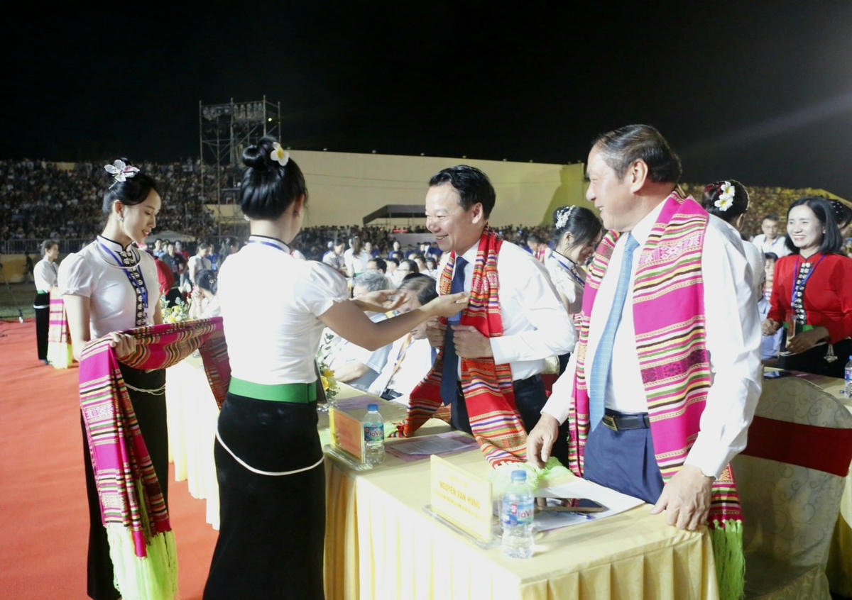 Thiếu nữ thái trao khăn cho các đại biểu.