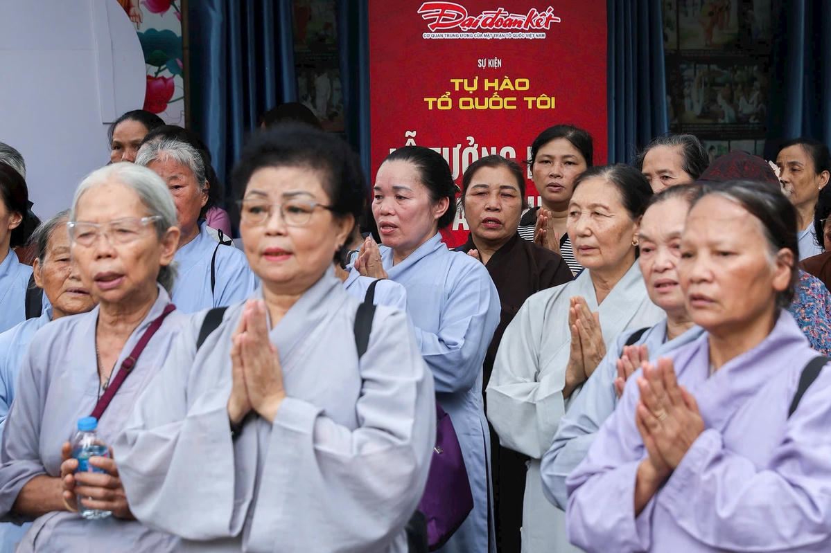 Các Phật tử thành tâm tưởng niệm các anh hùng, liệt sỹ, cầu cho quốc thái dân an. Ảnh: Qua