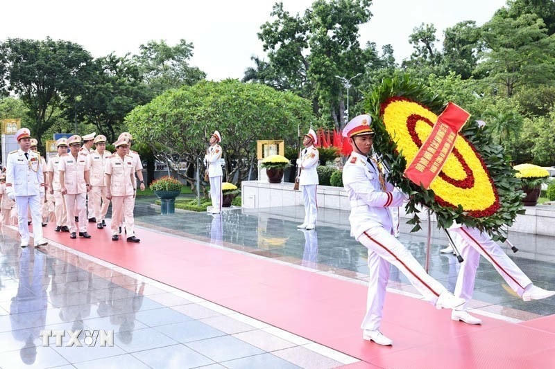 Đoàn đại biểu Đảng ủy Công an Trung ương và Bộ Công an đặt vòng hoa tại Đài tưởng niệm các Anh hùng liệt sỹ. (Ảnh: Minh Đức/TTXVN)