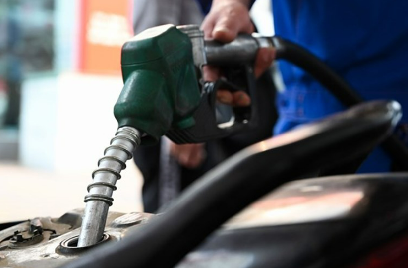 Giá xăng RON95-III giảm nhẹ, còn 20.607 đồng-lít ddk