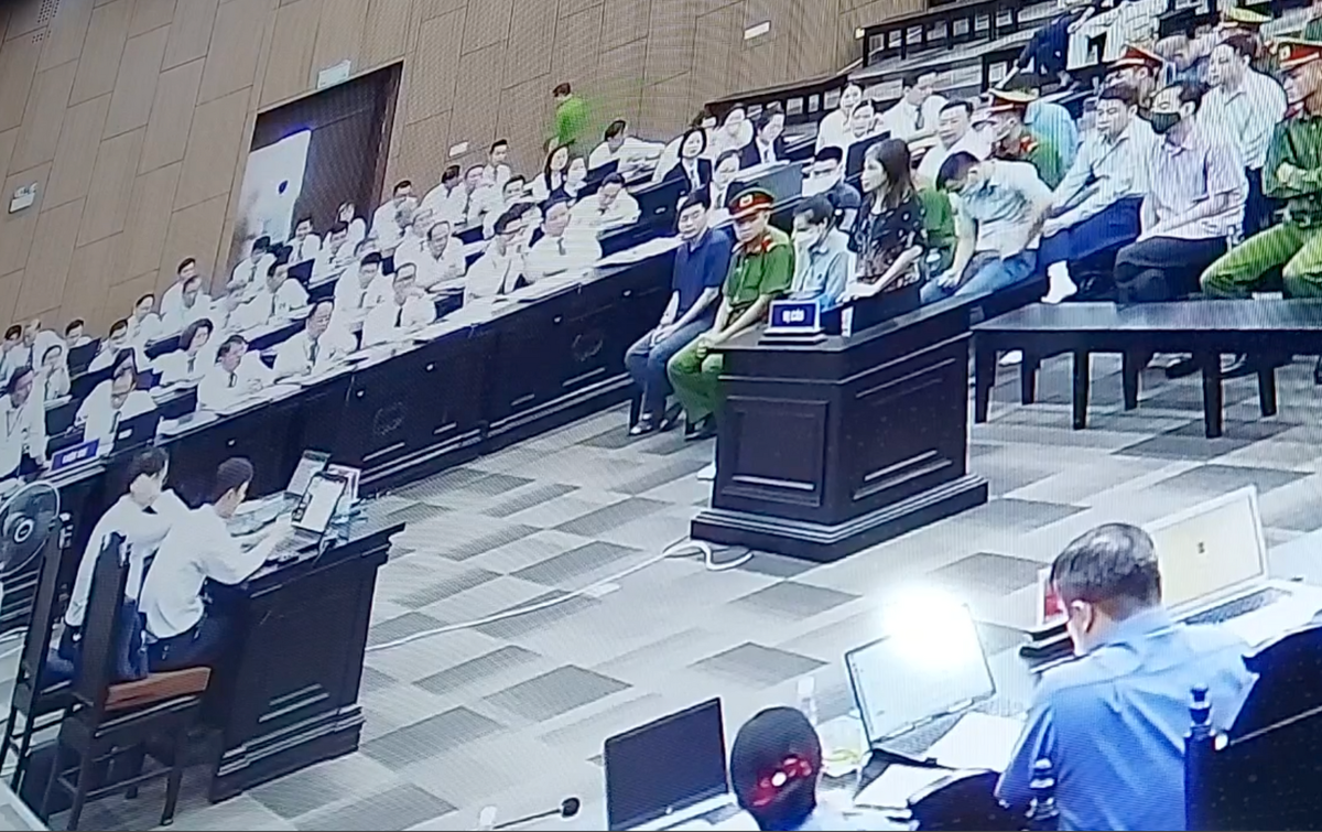 Luật sư bào chữa của Phạm Trung Kiên hỏi bị cáo Nguyễn Thị Dung Hạnh - giám đốc 1 doanh nghiệp về việc đưa hối lộ cho Kiên