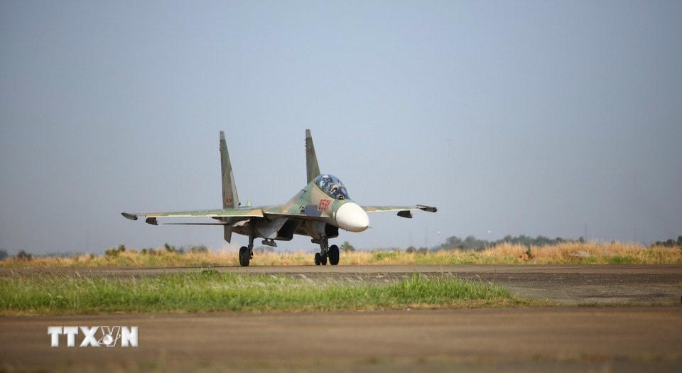 Hàng chục máy máy bay chiến đấu được huy động tham gia tập luyện chuẩn bị cho lễ kỷ niệm 50 năm giải phóng hoàn toàn miền Nam thống nhất đất nước. (Ảnh: Lê Xuân/TTXVN)