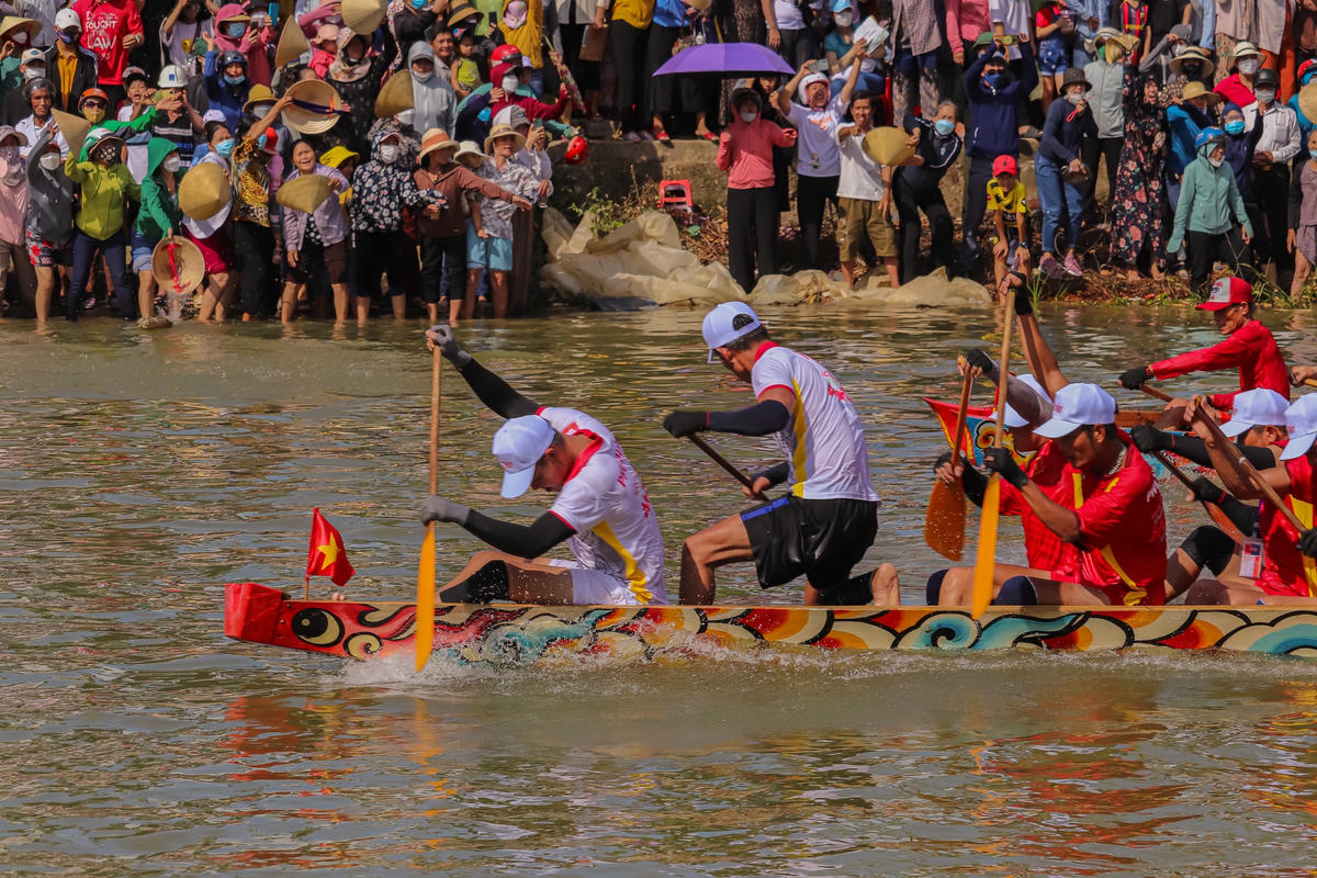 Sau gần 2h tranh tài, đối với thuyền bơi nam, thôn An Xá (xã Lộc Thuỷ) đạt giải nhất, xã Mỹ Thuỷ đạt giải nhì, xã Sơn Thuỷ đạt giải ba. Đối với thuyền đua nữ, thôn An Xá (xã Lộc Thuỷ) đạt giải nhất, thôn Phú Thọ (xã An Thuỷ) đạt giải nhì, thôn Đại Phong (xã Phong Thuỷ) đạt giải ba.