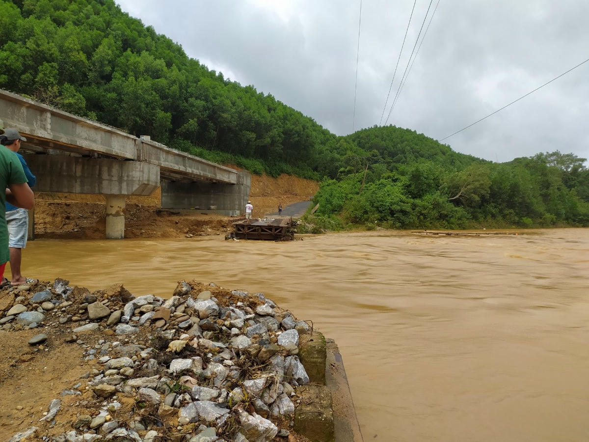 Cầu tạm bị cuốn, khoảng 330 hộ dân tại xã Vĩnh Ô bị cô lập. Ảnh: NDCC.