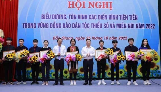 ác cá nhân được Trưởng Ban Dân tộc tỉnh tặng Giấy khen.
