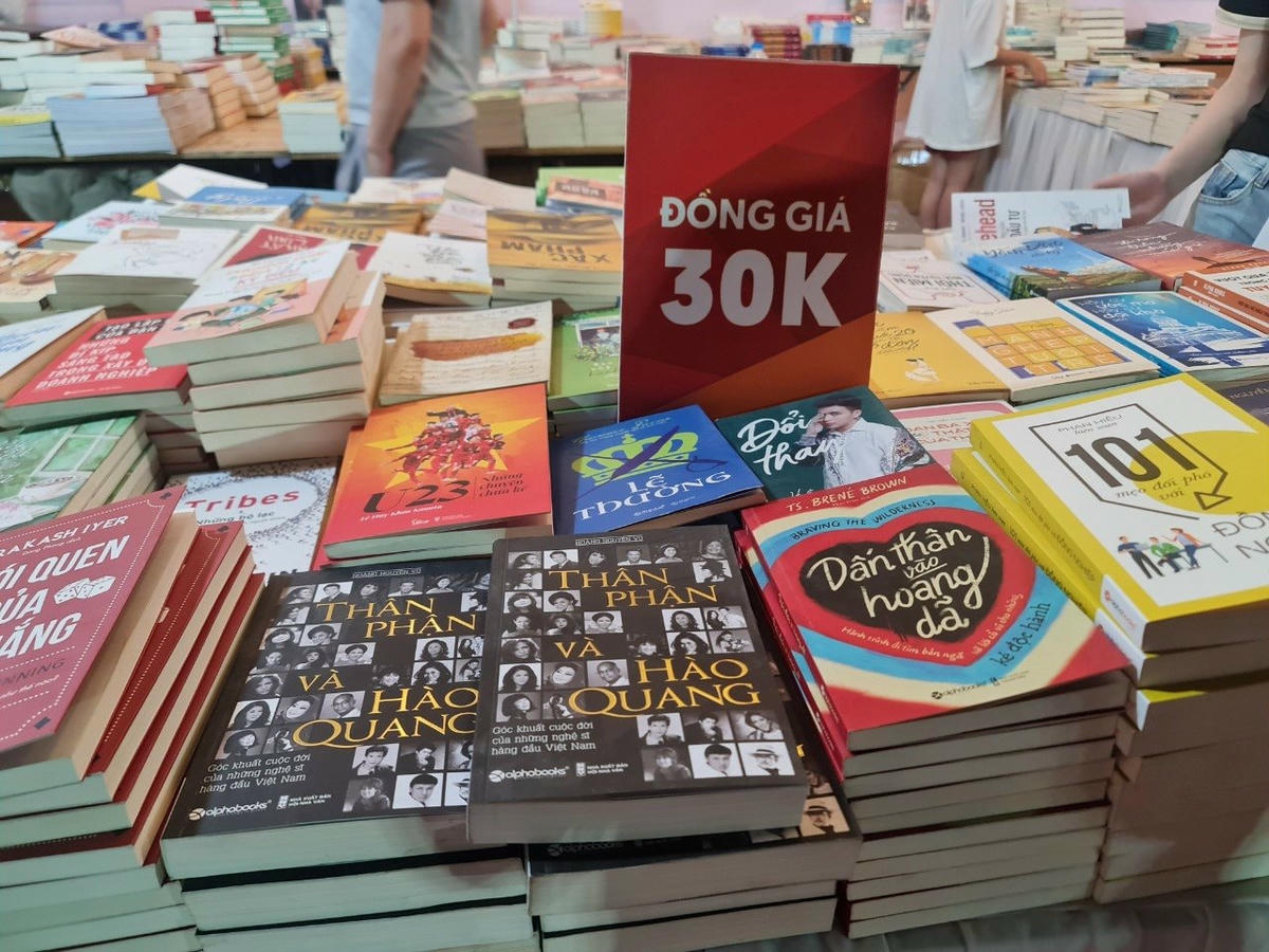 Nhiều nhà sách nhân dịp này công bố giảm giá để