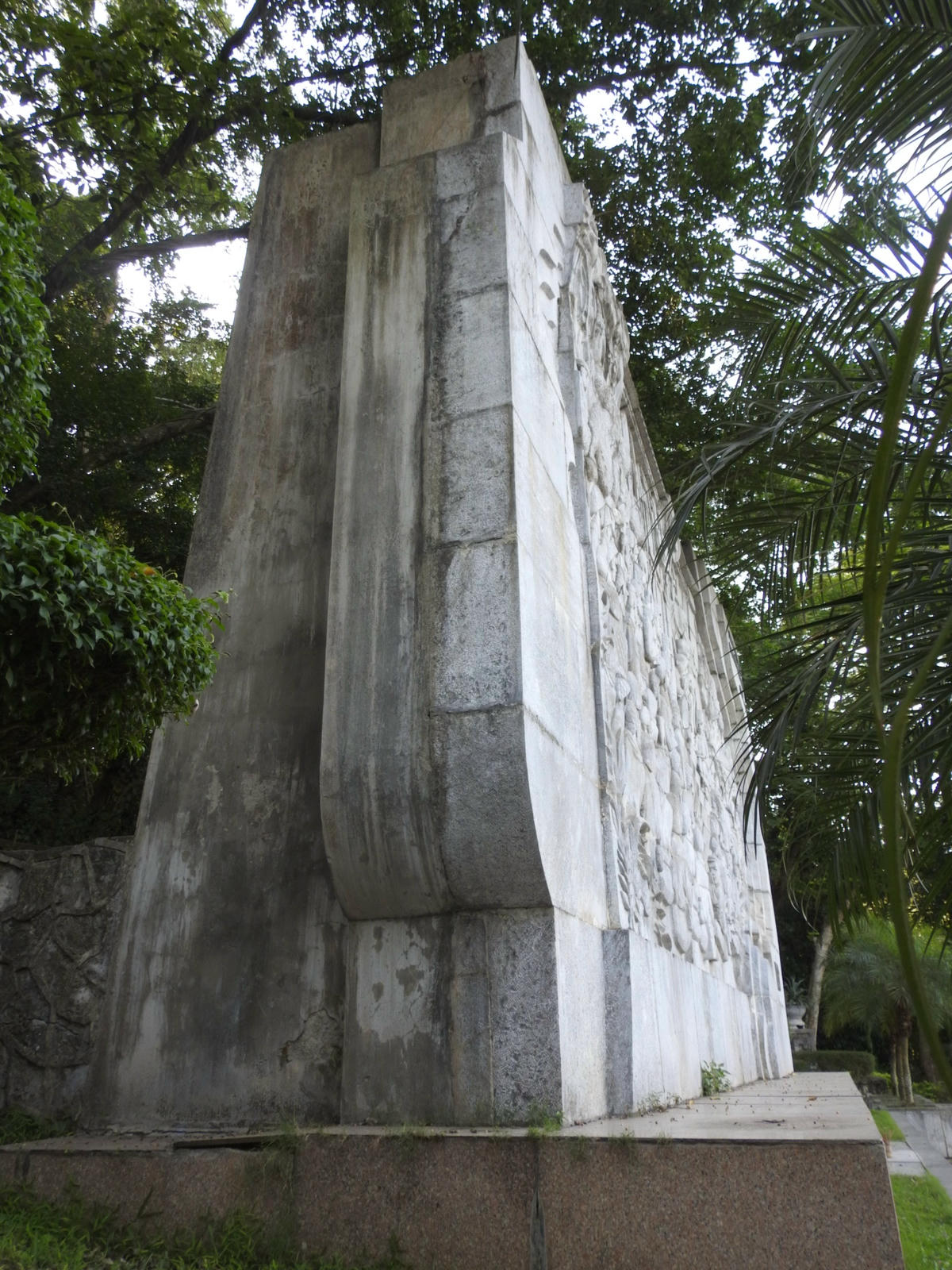 Phù điêu được ghép từ 81 khối đá xanh nặng 253 tấn, cao 7m, rộng 12m, đặt trong khuôn viên rộng 4.000m2 do Bộ Quốc phòng xây dựng ngày 22/12/2001.