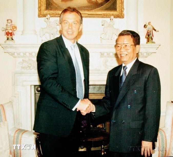 Thủ tướng Anh Tony Blair tiếp Chủ tịch nước Trần Đức Lương thăm chính thức Vương quốc Anh, tháng 5/2004. Đây là chuyến thăm chính thức quan trọng của lãnh đạo cấp cao Việt Nam tới Anh, thể hiện mong muốn tăng cường hơn nữa quan hệ song phương giữa hai nước, trong đó tập trung vào thương mại, đầu tư, viện trợ phát triển, giáo dục và văn hóa, hợp tác chống tội phạm. (Ảnh: Nguyễn Khang/TTXVN)