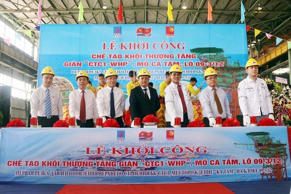 Ngày 23/3/2018, Tổ hợp nhà thầu gồm: Vietsovpetro, Tổng Công ty Thăm dò khai thác dầu khí (PVEP) và Tập đoàn Bitexco khởi công chế tạo khối thượng tầng Giàn khai thác CTC1-WHP trong dự án phát triển khai thác mỏ dầu Cá Tầm, lô 09/3-12. (Ảnh: Đoàn Mạnh Dương/TTXVN)