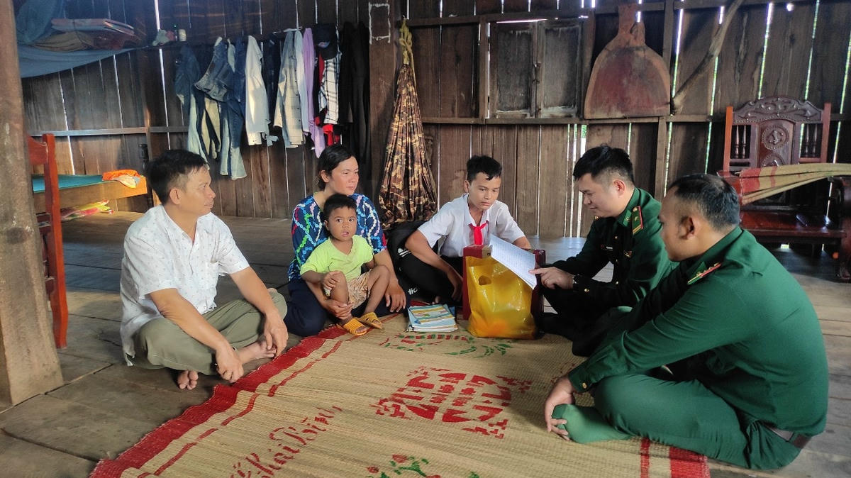 10.Để ươm mầm tri thức vùng biên, …. đã nhận nuôi, đỡ đầu cho ….em học sinh có hoàn cảnh khó khăn ở khu vực biên giới.