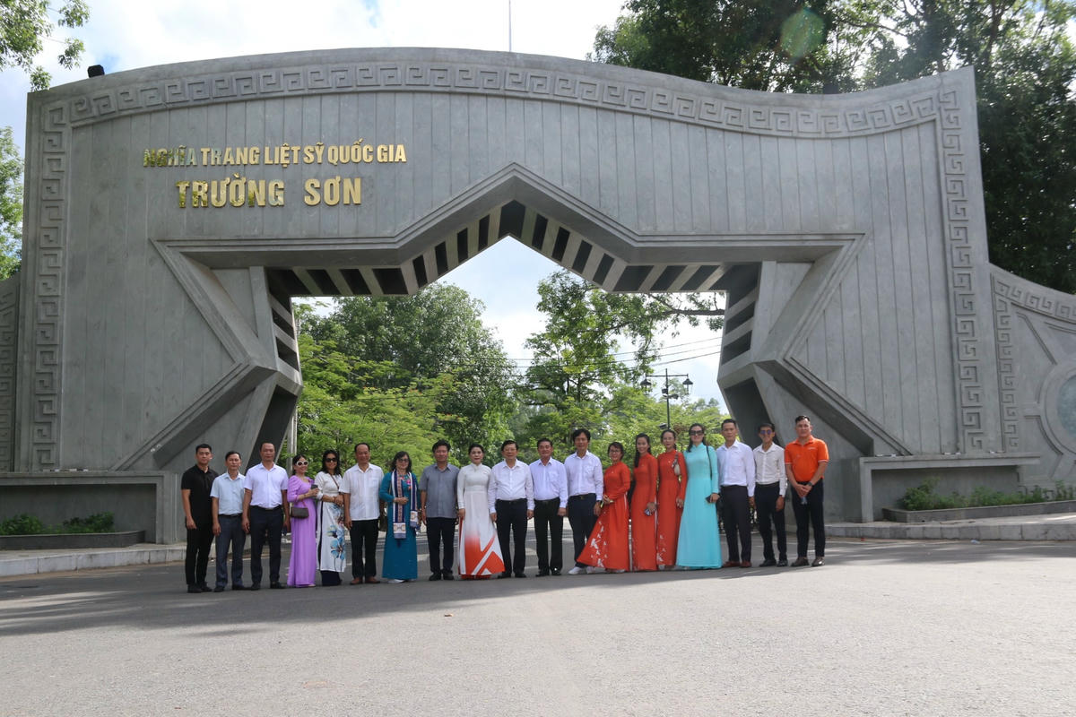 Đoàn công tác chụp ảnh lưu niệm.