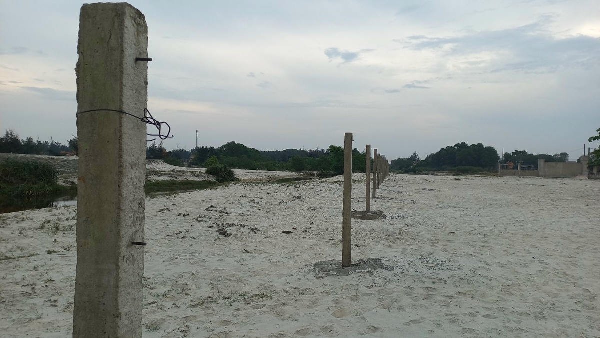 Các cột trụ bê tông được dựng lên để làm hàng rào bao quanh.