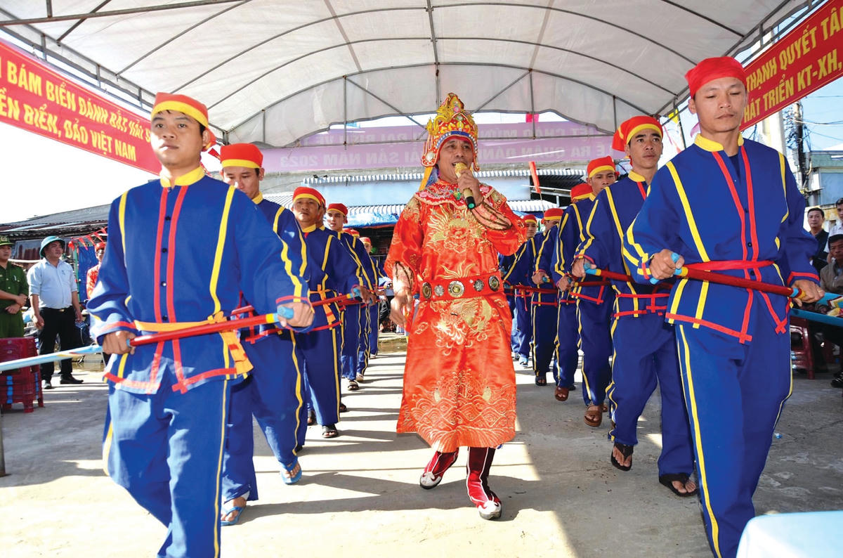 Hát bả trạo tại lễ tế thần Nam Hải và lễ cầu ngư ở xã Bình Thạnh.  
