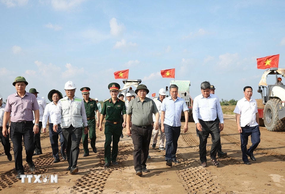 Thủ tướng Phạm Minh Chính kiểm tra tiến độ thi công dự án thành phần đoạn Hậu Giang-Cà Mau. (Ảnh: Dương Giang/TTXVN)