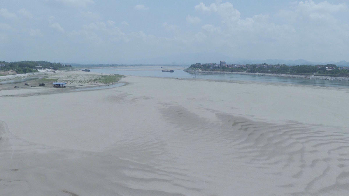 Theo nhiều cao niên sống cạnh sông Lô và sông Đà, chưa bao giờ họ thấy mực nước sông lại xuống thấp như bây giờ.