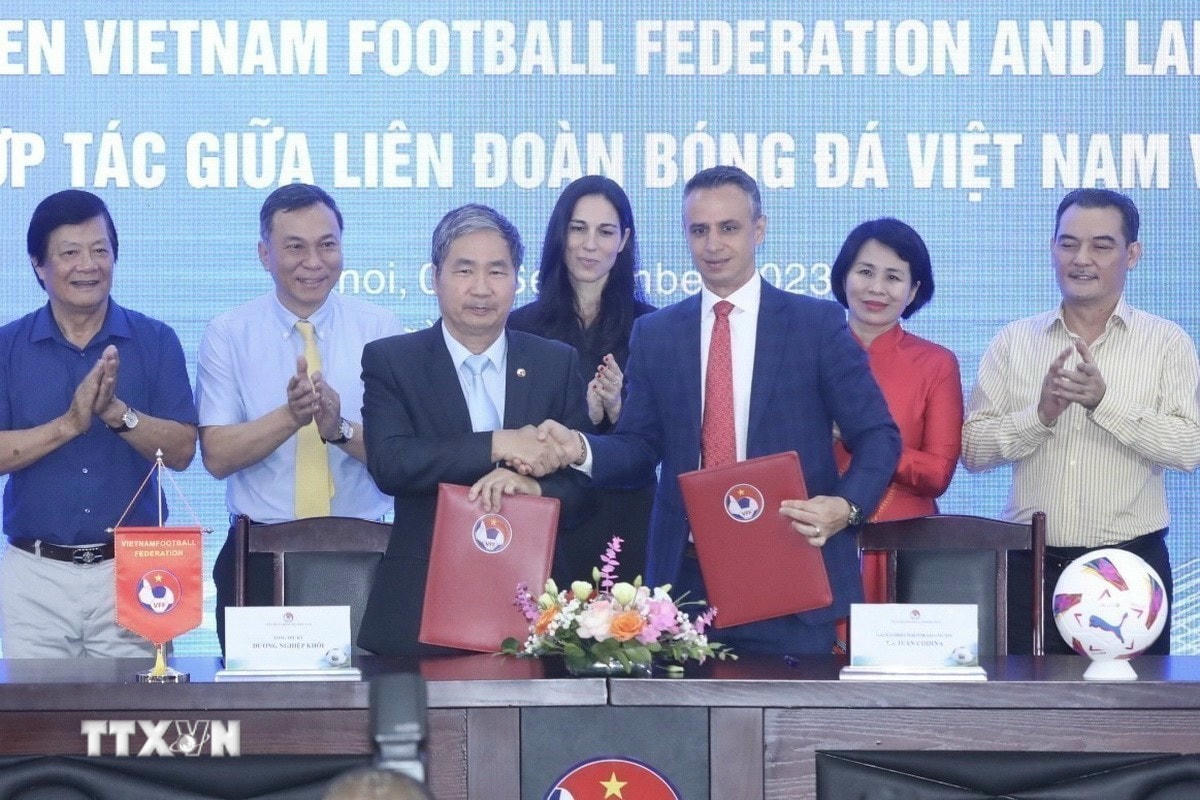 Liên đoàn bóng đá Việt Nam (VFF) phối hợp với Giải Vô địch Quốc gia Tây Ban Nha (La Liga) tổ chức Lễ ký kết bản ghi nhớ hợp tác (đến tháng 6/ 2026) về phát triển bóng đá chuyên nghiệp, bóng đá cộng đồng tại Việt Nam, cũng như các đội tuyển quốc gia và các dự án đào tạo thể thao khác (6/9/2023). (Ảnh: Minh Quyết/TTXVN) ttxvn-viet-nam-tay-ban-nha-2.jpg