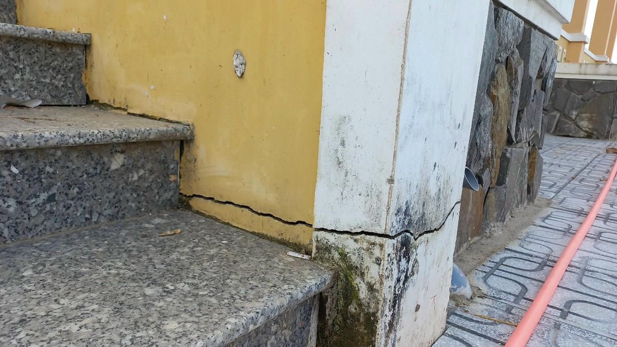 Nứt ở bậc thang lên xuống hội trường là do “nó liên kết từ trụ ra ngoài bồn hoa, rứa (thế - PV) thôi”!?...