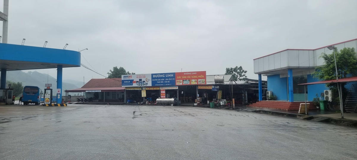 Dãy nhà xưởng sửa chữa bảo dưỡng xe ô tô tại trạm dừng nghỉ Km171 + 500. Ảnh: Hà An.