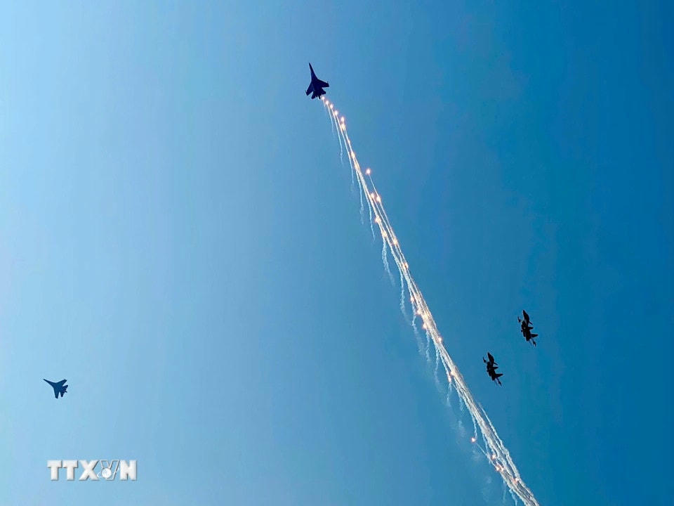 Màn trình diễn phun bẫy nhiệt của máy bay tiêm kích Su-30MK2 trên bầu trời Thành phố Hồ Chí Minh. (Ảnh: Hồng Giang/TTXVN)