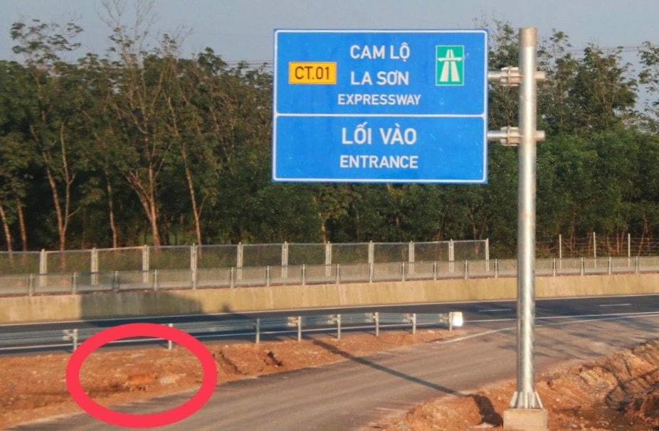Dù hệ thống biển báo trên cao tốc Cam Lộ - La Sơn đã được gắn, tuy nhiên, vẫn ghi nhận tình trạng người dân đi bộ, điều khiển xe mô tô và có vật nuôi chạy vào tuyến đường này.