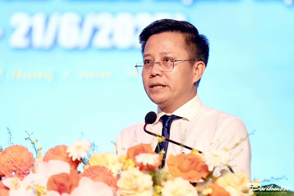 Nhà báo Nguyễn Anh Tuấn - Trưởng Văn phòng đại diện Báo Đại Đoàn Kết, Thư ký chi hội nhà báo các cơ quan báo chí Trung ương đóng trên địa bàn tỉnh Thanh Hóa chia sẻ những kỷ niệm trong quá trình làm báo. Ảnh: Đình Minh