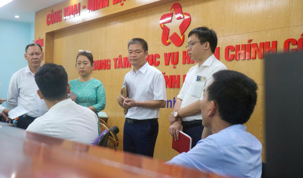 Bà Hoàng Thị Hà Nhi, Viên chức Văn phòng đăng ký đất đai tỉnh Quảng Trị, Chi nhánh Vĩnh Linh nhận thấy, trong ngày đầu vận hành chính quyền địa phương 2 cấp vẫn còn một số vướng mắc. Ảnh: Nghĩa Văn.