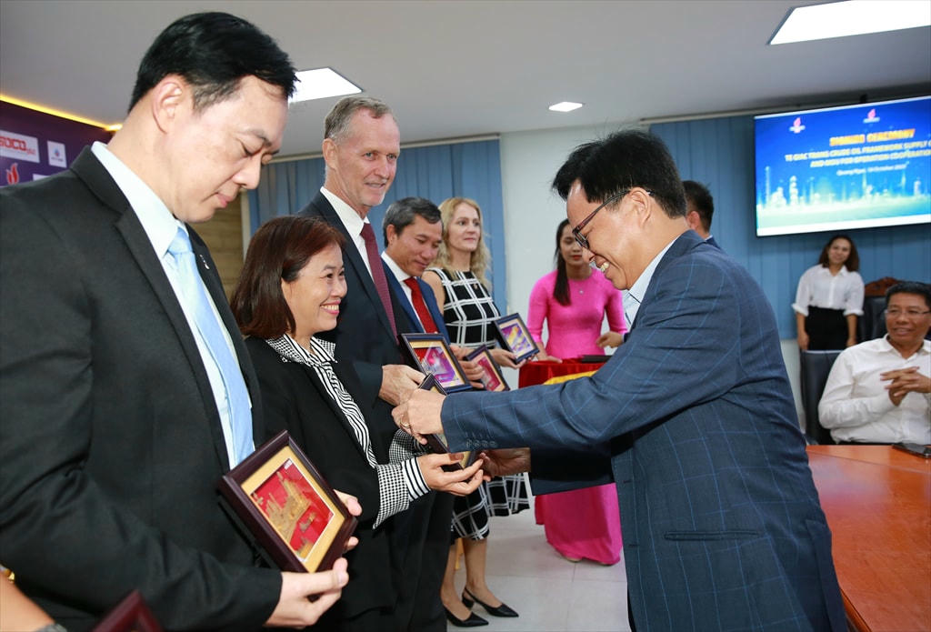 Lãnh đạo BSR tặng quà lưu niệm cho các bạn hàng dầu thô lâu năm.