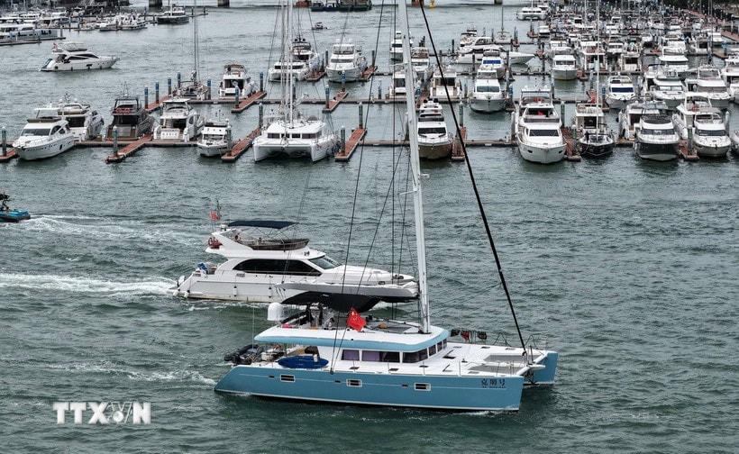 Tàu thuyền trở về nơi tránh trú bão ở thành phố Tam Á, đảo Hải Nam, Trung Quốc ngày 23/8/2025. (Ảnh: THX/TTXVN)