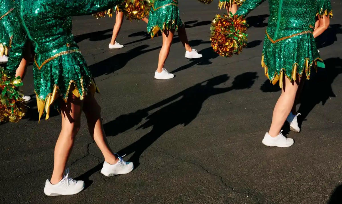 Đội cổ động ‘xế chiều’ luôn khiến đám đông mỉm cười. Ảnh: The Guardian.