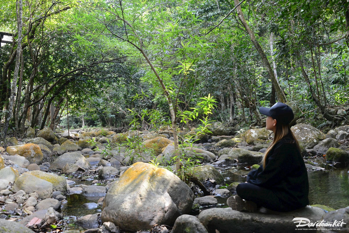 Hoặc bộ hành từ suối Giải Oan, để cảm thụ những dấu ấn tu hành của tiền nhân. Ảnh: Nguyễn Quý.